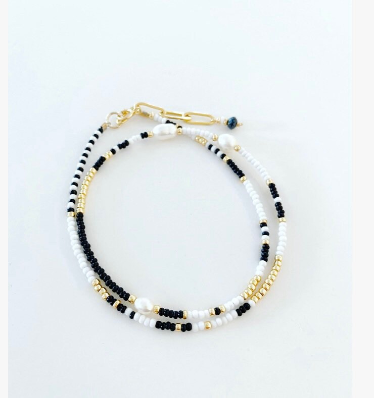 Monochrome light pearl necklace