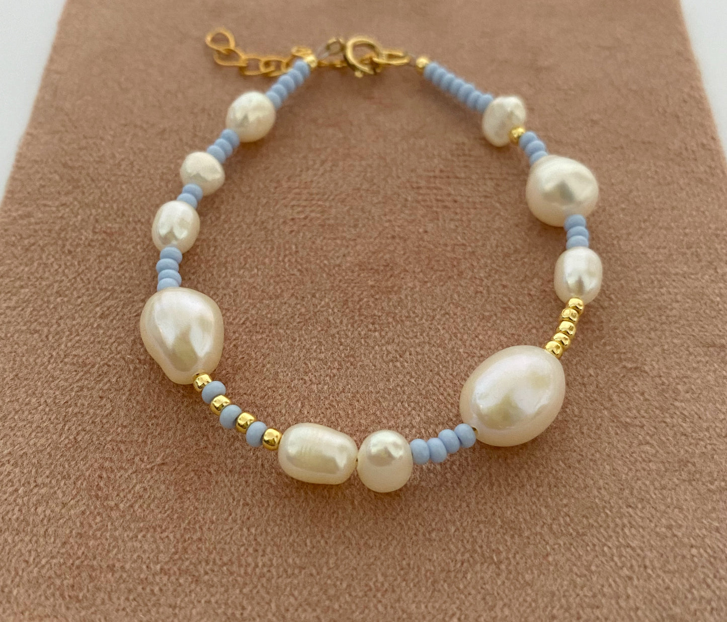 Pearl and bead blue bracelet