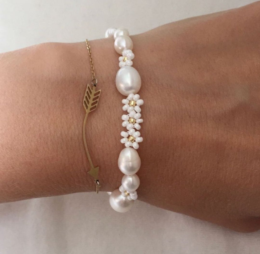 Pearl and white flower bracelet