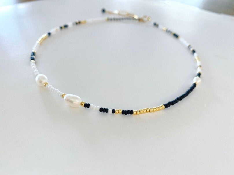 Monochrome light pearl necklace