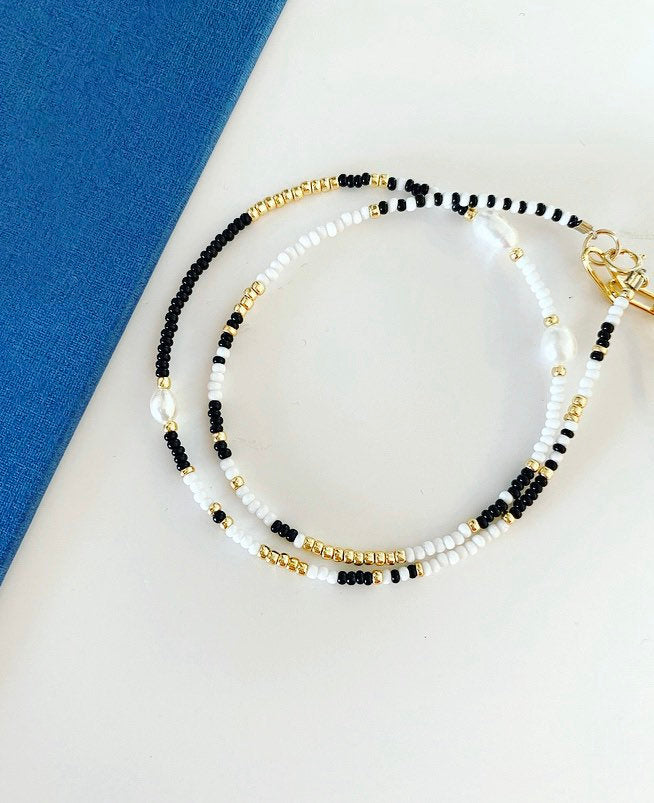 Monochrome light pearl necklace