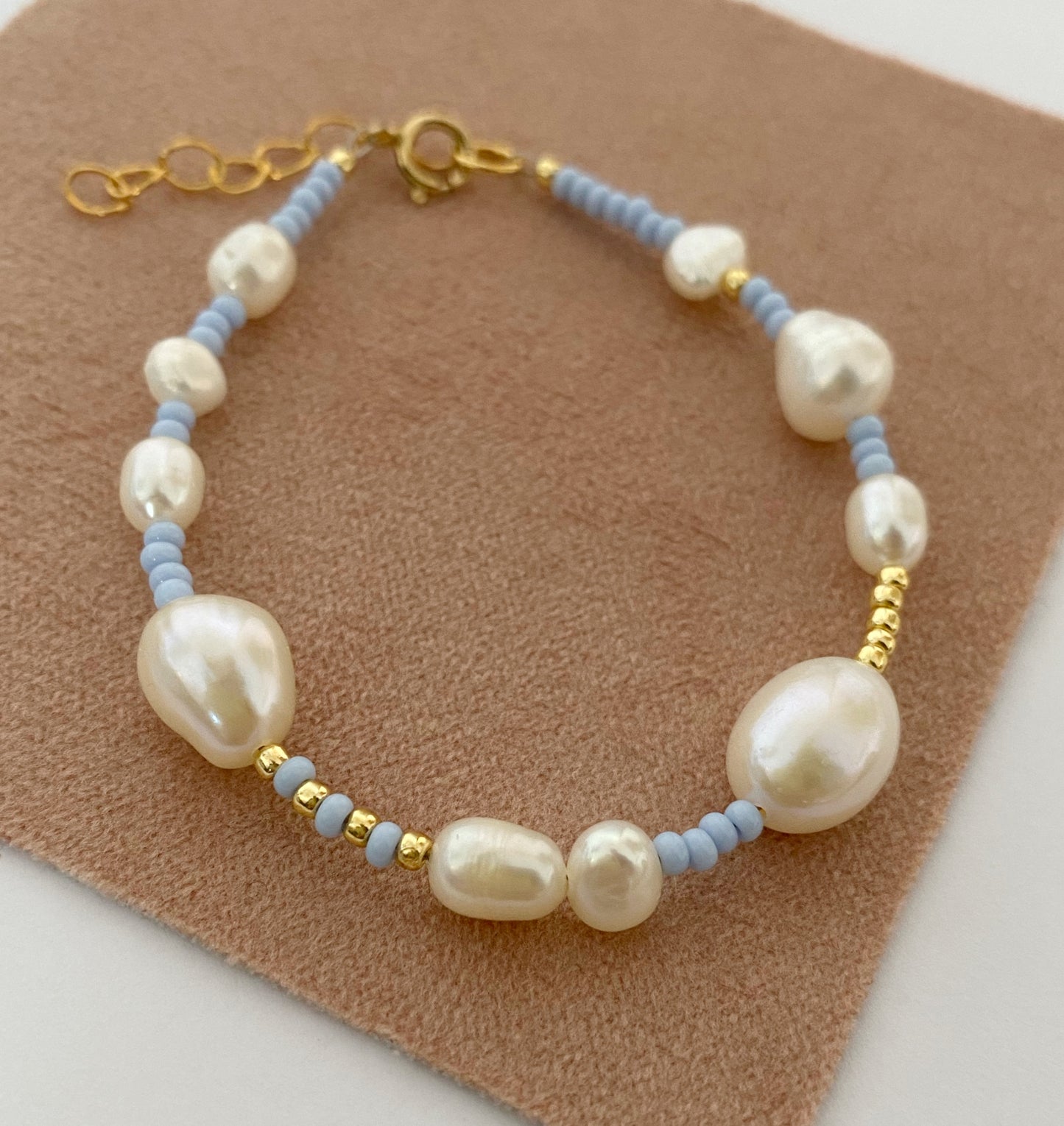 Pearl and bead blue bracelet