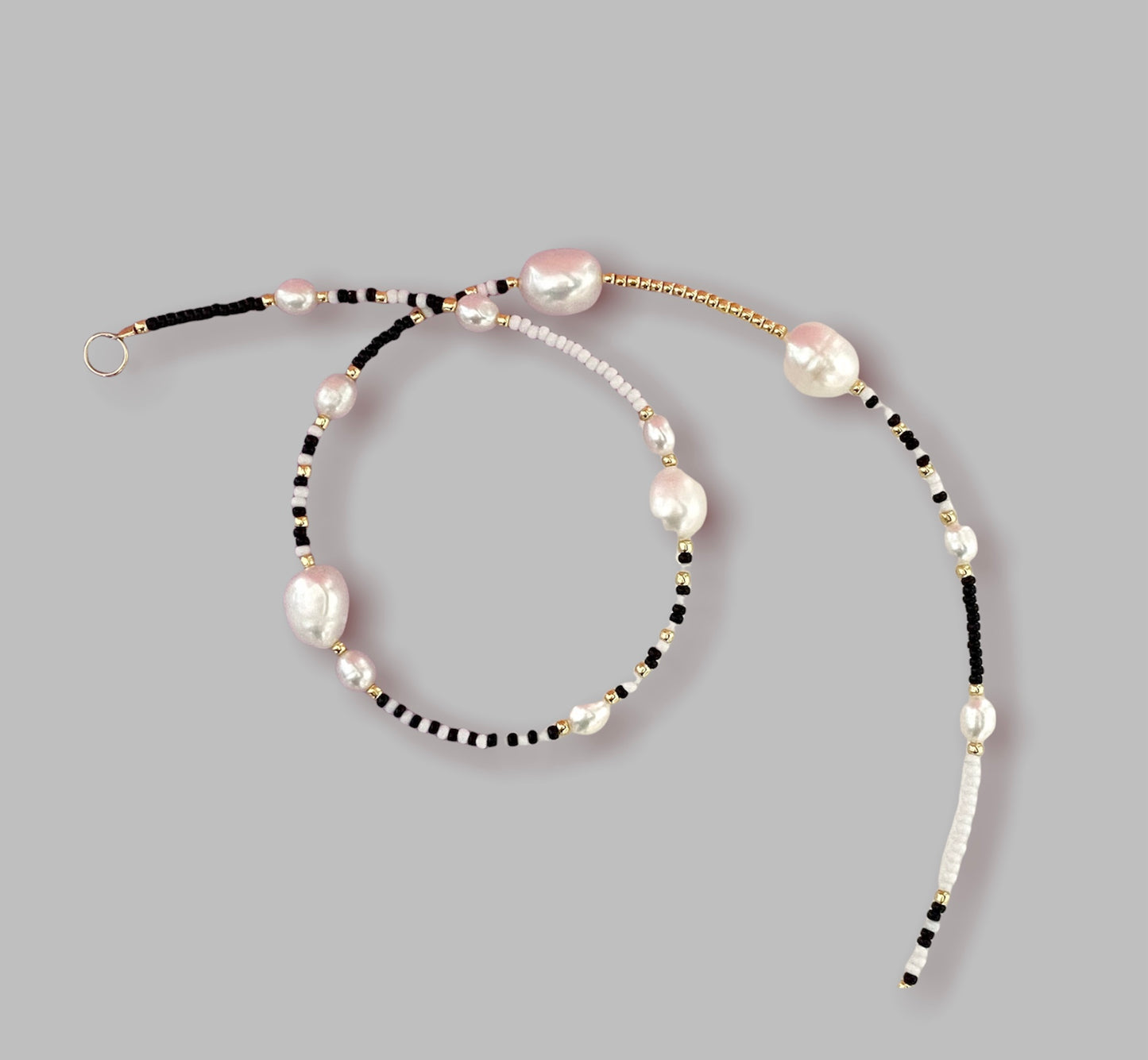 Monochrome pearl necklace