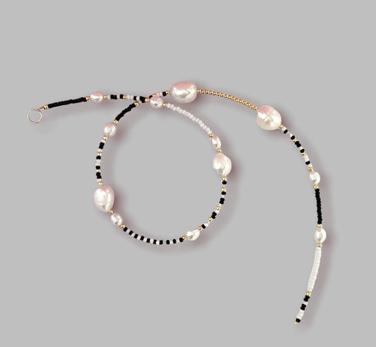 Monochrome pearl necklace