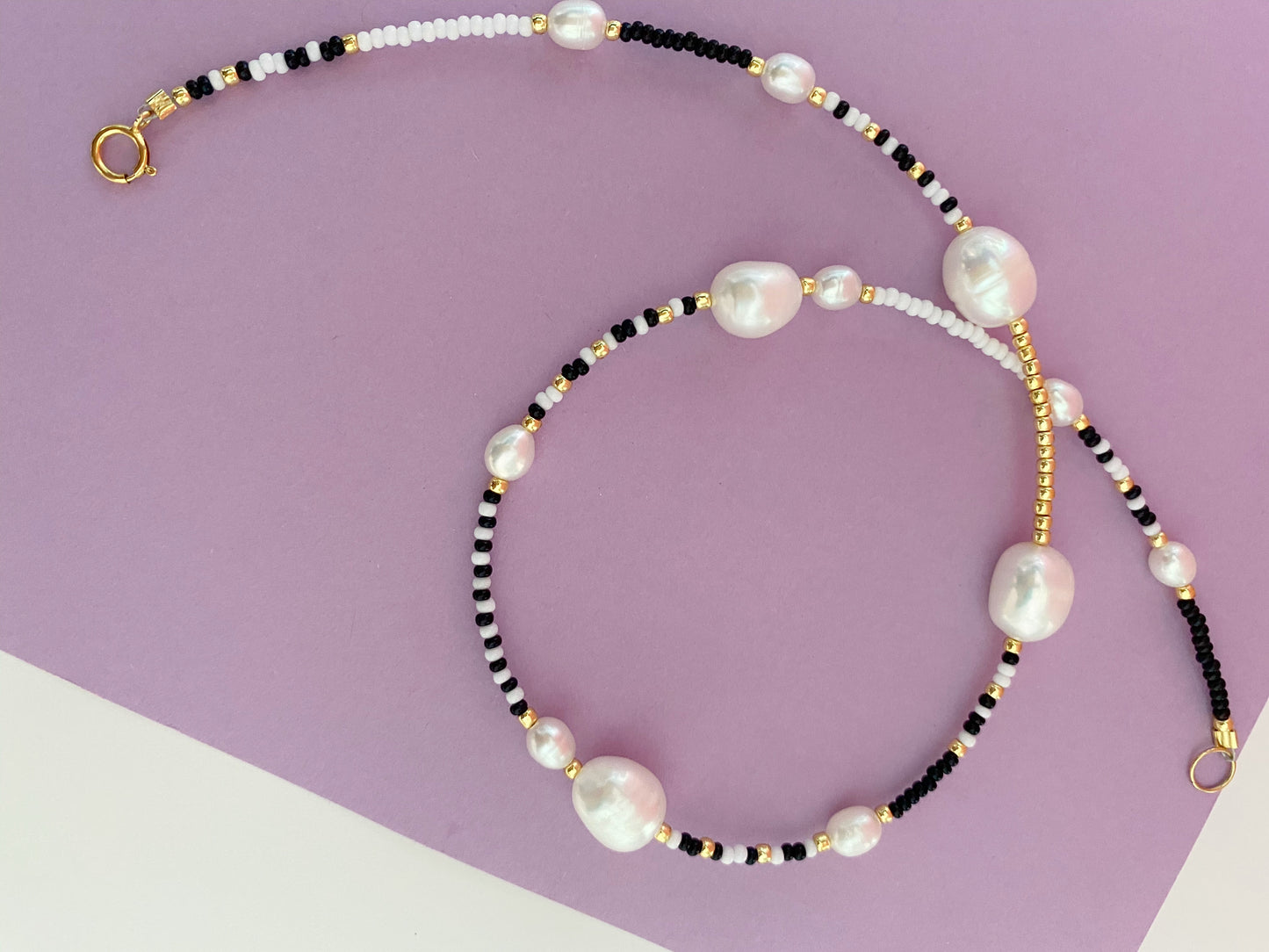 Monochrome pearl necklace