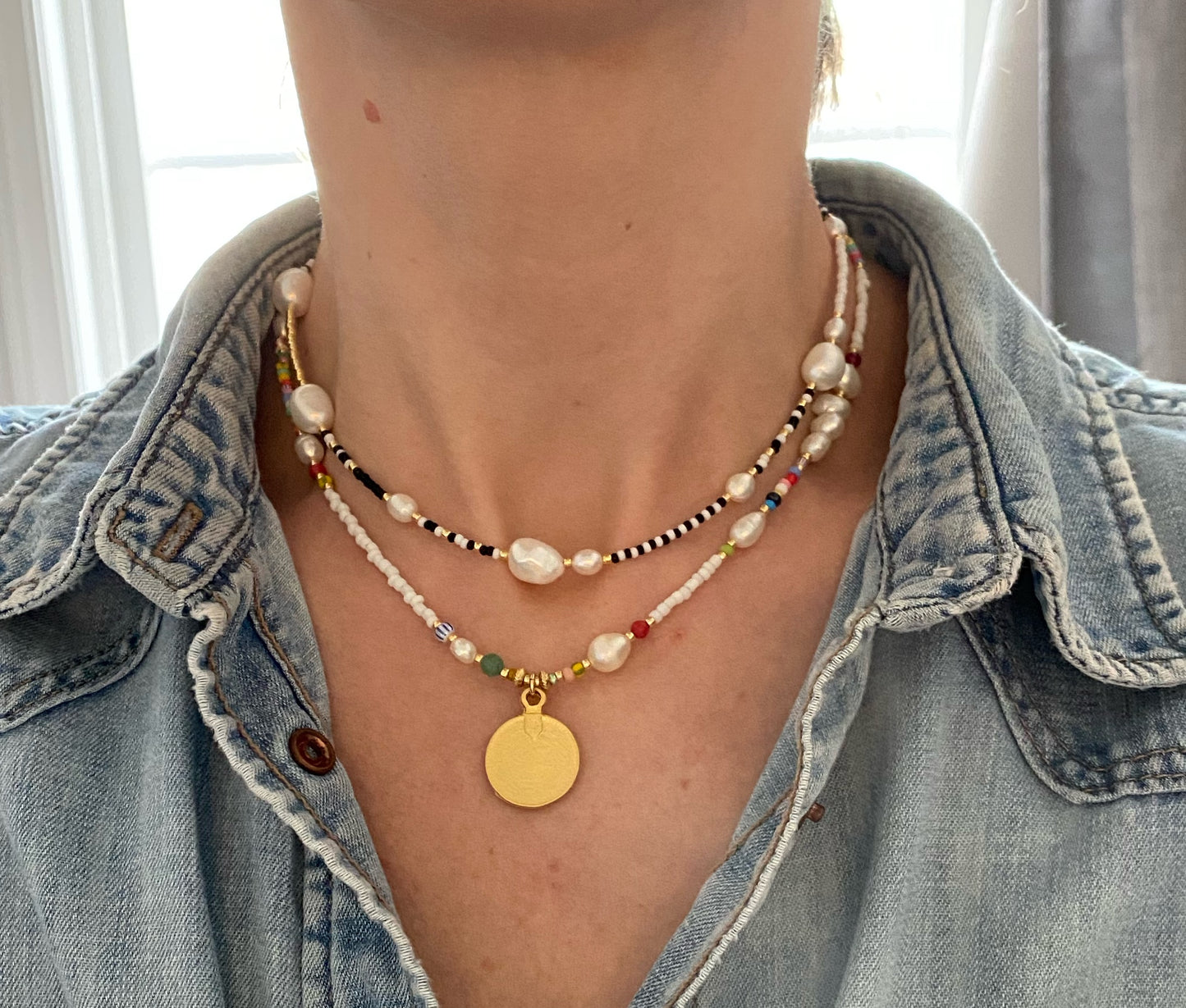 Monochrome pearl necklace