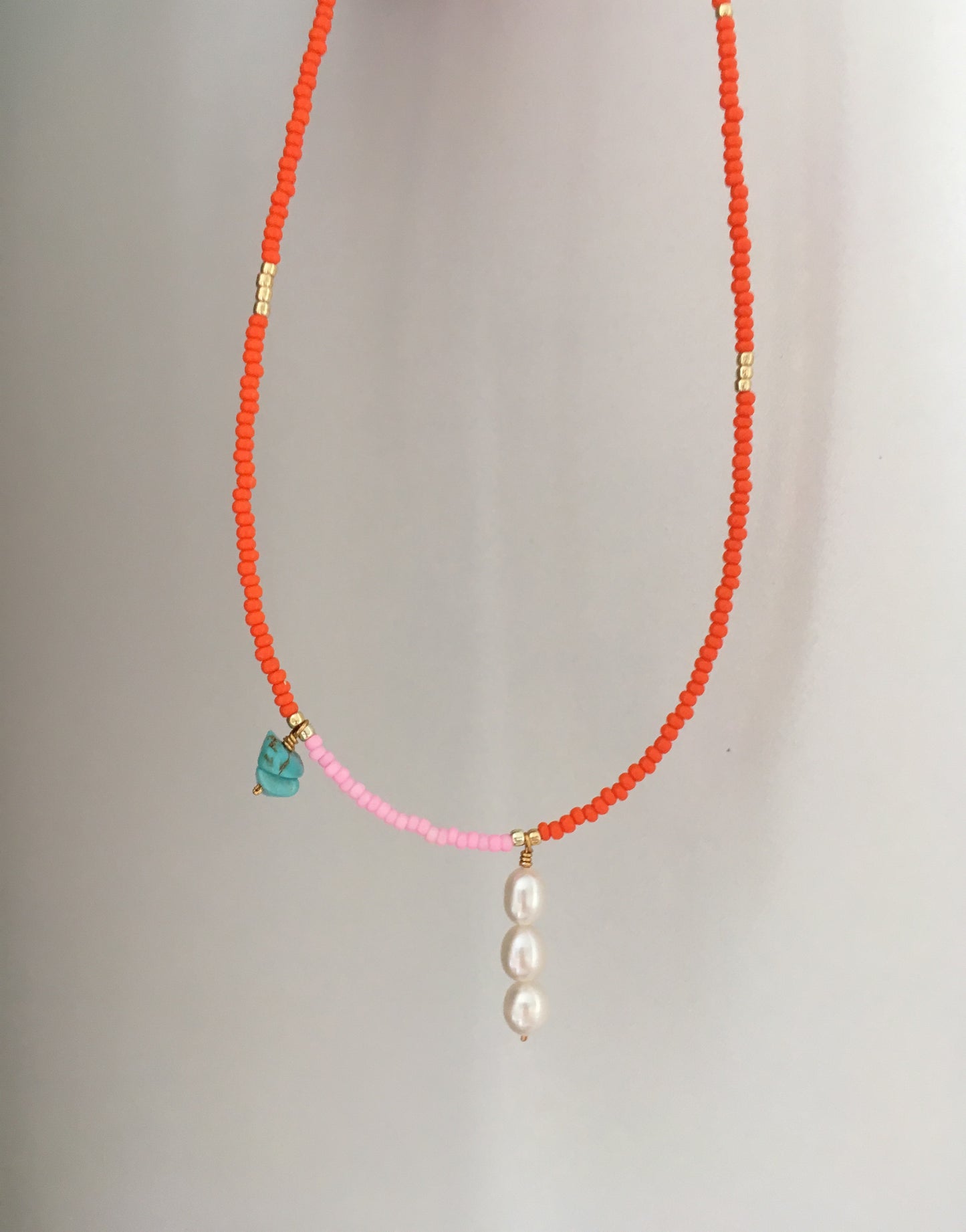 Sunset triple pearl necklace