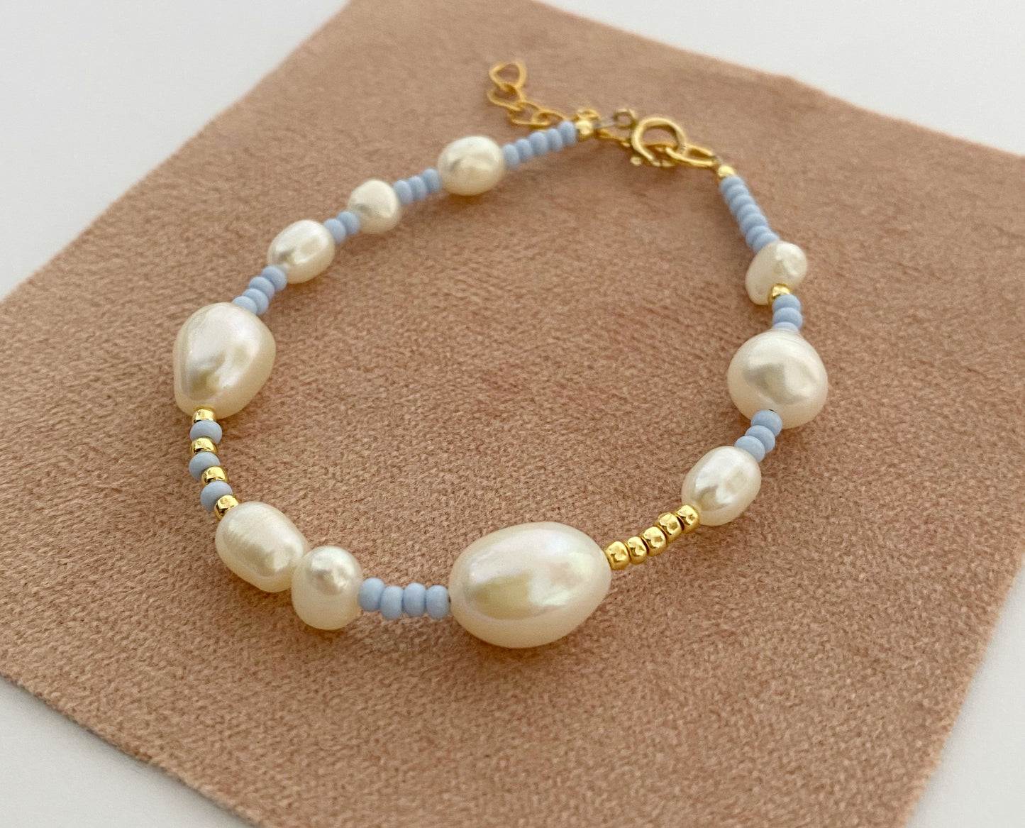 Pearl and bead blue bracelet